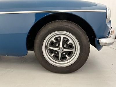 Lot 151 - 1971 MG BGT