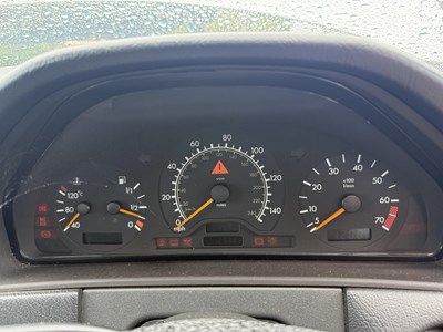 Lot 49 - 1998 Mercedes-Benz E200 - NO RESERVE