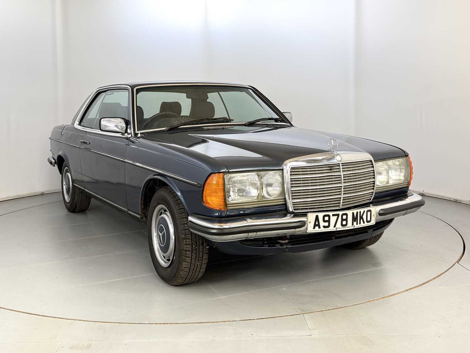 Lot 21 - 1983 Mercedes-Benz 280CE