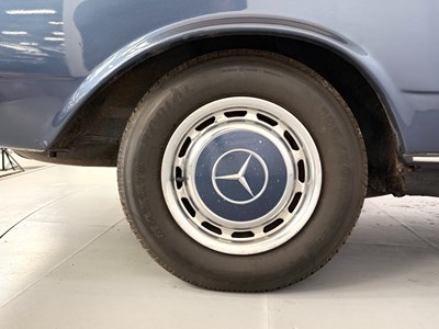 Lot 21 - 1983 Mercedes-Benz 280CE