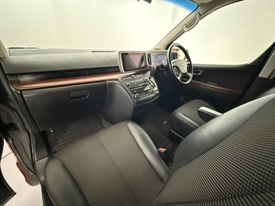 Lot 38 - 2005 Nissan Elgrand 4x4