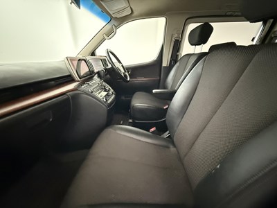 Lot 38 - 2005 Nissan Elgrand 4x4