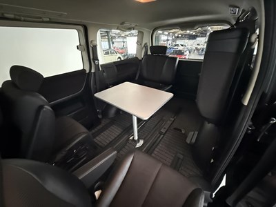 Lot 38 - 2005 Nissan Elgrand 4x4