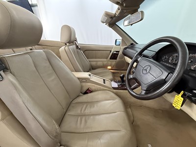 Lot 15 - 1995 Mercedes-Benz SL280