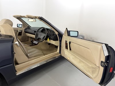 Lot 15 - 1995 Mercedes-Benz SL280