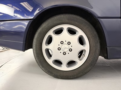 Lot 15 - 1995 Mercedes-Benz SL280