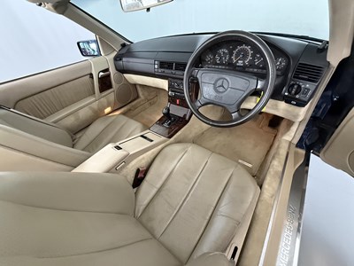 Lot 15 - 1995 Mercedes-Benz SL280