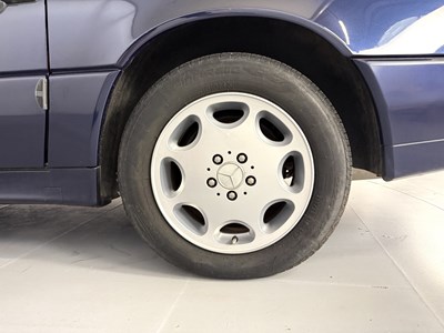 Lot 15 - 1995 Mercedes-Benz SL280