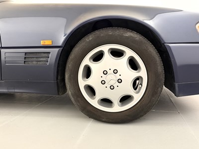 Lot 15 - 1995 Mercedes-Benz SL280