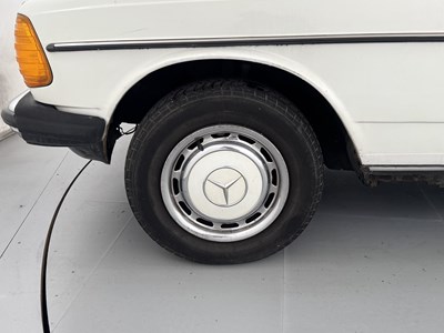 Lot 62 - 1982 Mercedes-Benz 200T