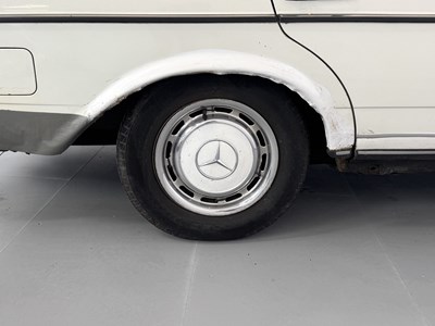 Lot 62 - 1982 Mercedes-Benz 200T