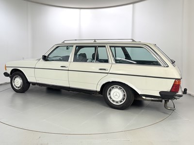 Lot 62 - 1982 Mercedes-Benz 200T