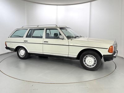 Lot 62 - 1982 Mercedes-Benz 200T