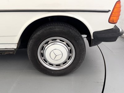 Lot 62 - 1982 Mercedes-Benz 200T