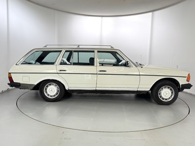 Lot 62 - 1982 Mercedes-Benz 200T
