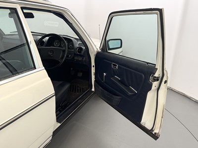 Lot 62 - 1982 Mercedes-Benz 200T