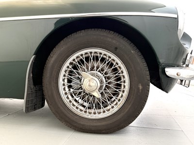 Lot 87 - 1972 MG BGT