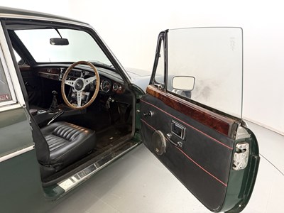 Lot 87 - 1972 MG BGT